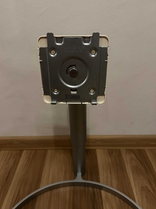 Продавам стойка от монитор LG 27UK850-W