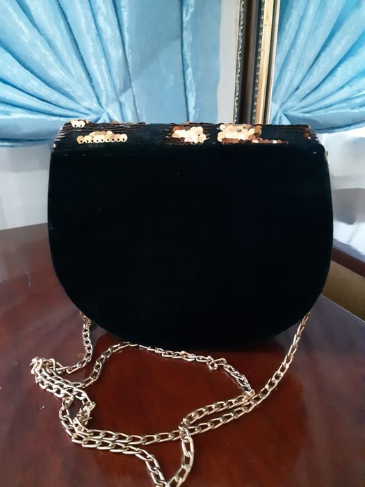 Сумки чёрные и клатч жемчужные