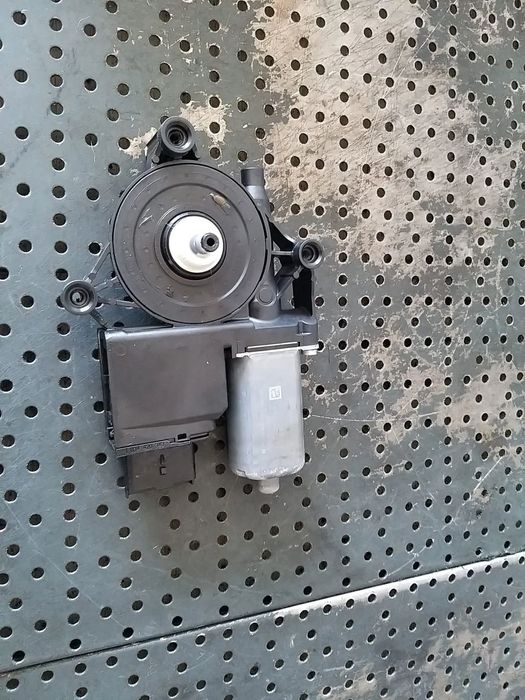 Motoras macara stanga spate peugeot 5008 2 9829482780 0130824247 1137329068