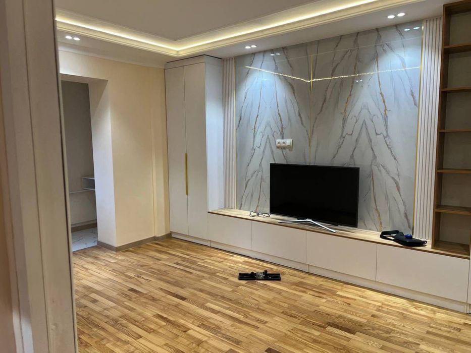 Метро ойбек Продается Квартира 1/3/4/34м2 Точка вкуса