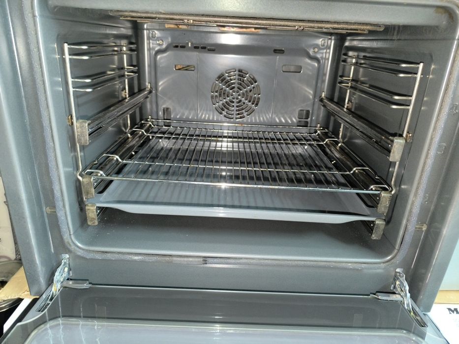 Фурна с керамичен плот Siemens - HE63AB510 Пиролиза.