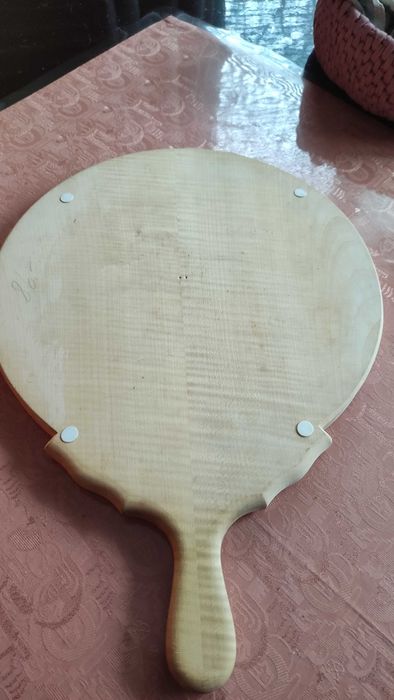 Кръгла дървена дъска за рязане с дръжка и украса от дърворезба