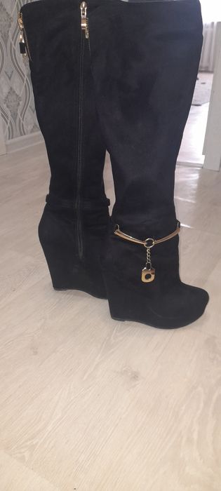 Продам ботфорды хорошим состояние .