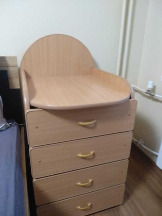 Маса - шкаф за повиване и грижи за бебето