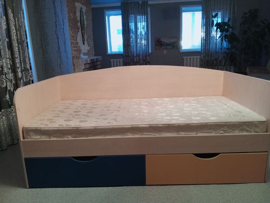 Продам кровать б/у 100*200 с матрасом.