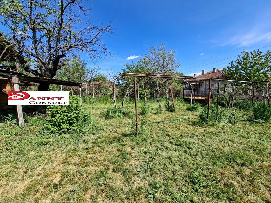 Едноетажна монолитна къща за продажба в гр. Стражица