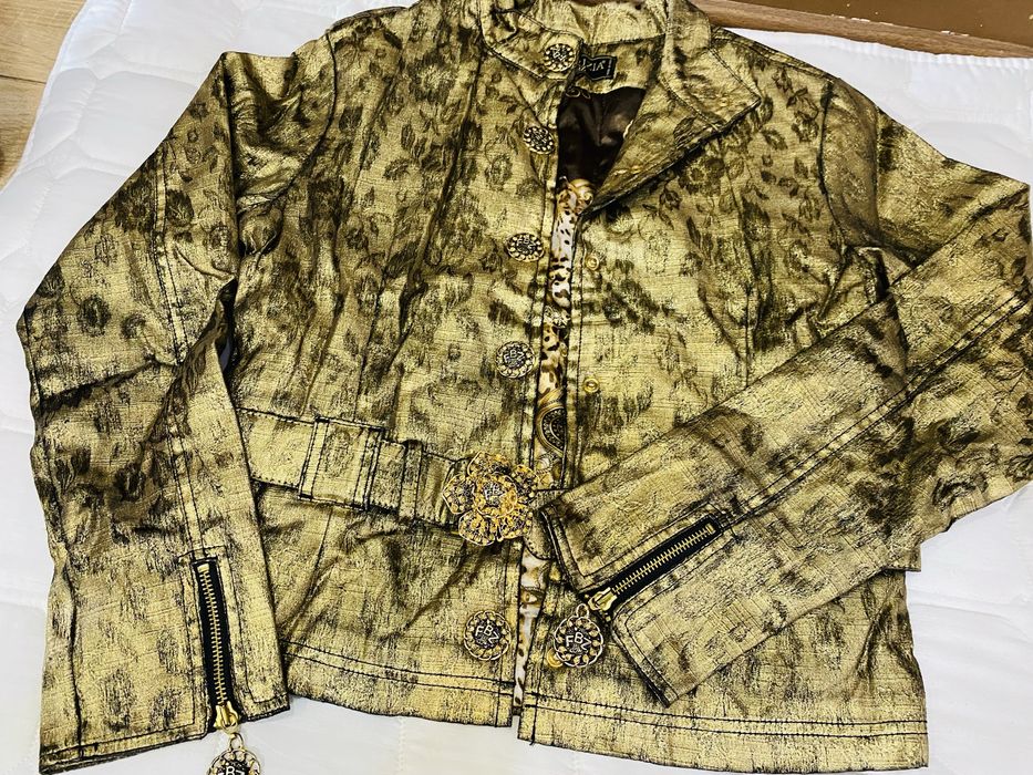 Вся одежда брендовая, хорошее качество!