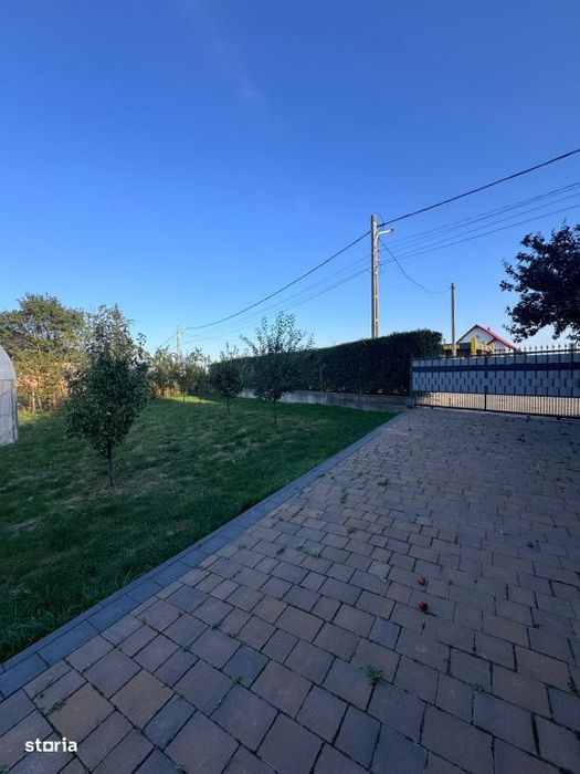 Casa individuala cu garaj si foisor, centru- Horodnic de Sus