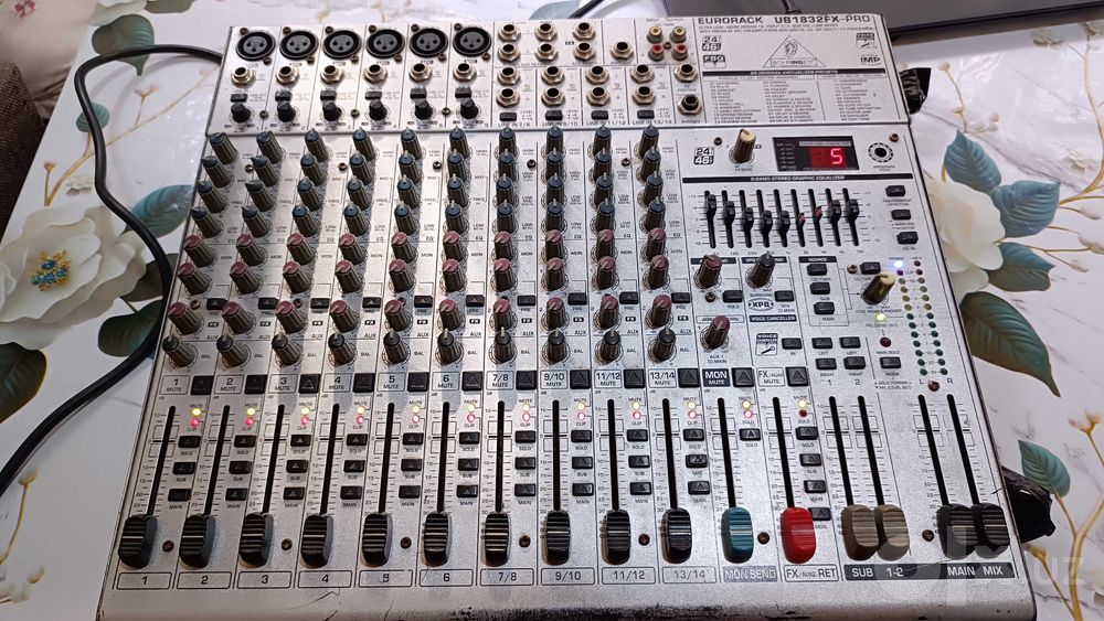BEHRINGER Микшерный пульт 1832