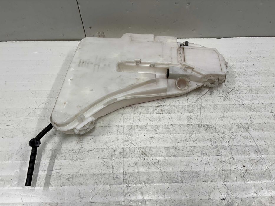 Казанче течност чистачки БМВ Ф07 Ф10 Ф11 Ф06 Ф12 Ф01 Ф02