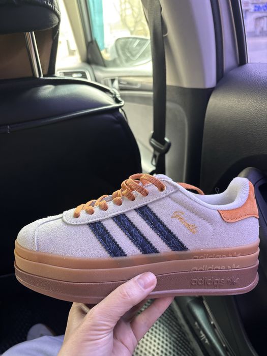 Продам кроссовки Adidas