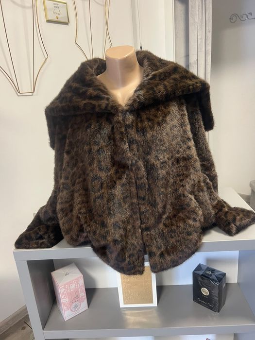 Jachetă Blană Ecologică Leopard cu Glugă – Mărime Universală(croială lejeră, potrivită S - XL)