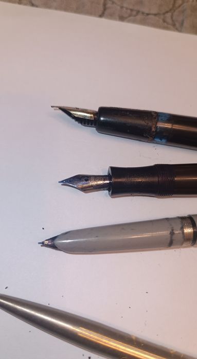 Монети, писалки и часовник.  Всичко общо  - 749 лв.