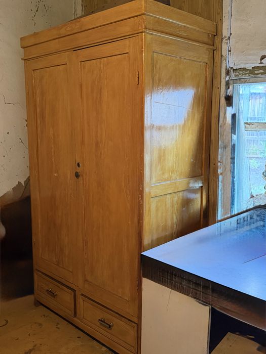 Продам шифоньер, цельное дерево- сосна.