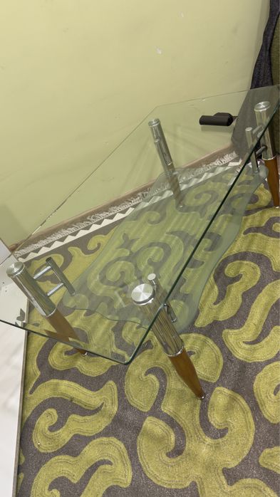 Стеклянный журнальный столик