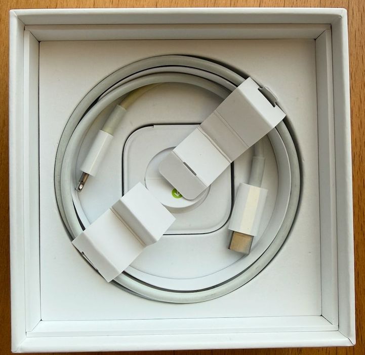 Продавам Apple AirPods Pro with Wireless Charging Case