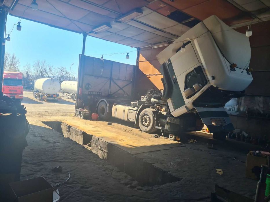 Оборудвано хале за ремонт на камиони