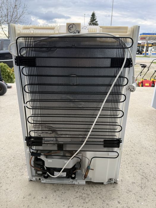 Малък хладилник за вграждане Либхер КАто НОВ