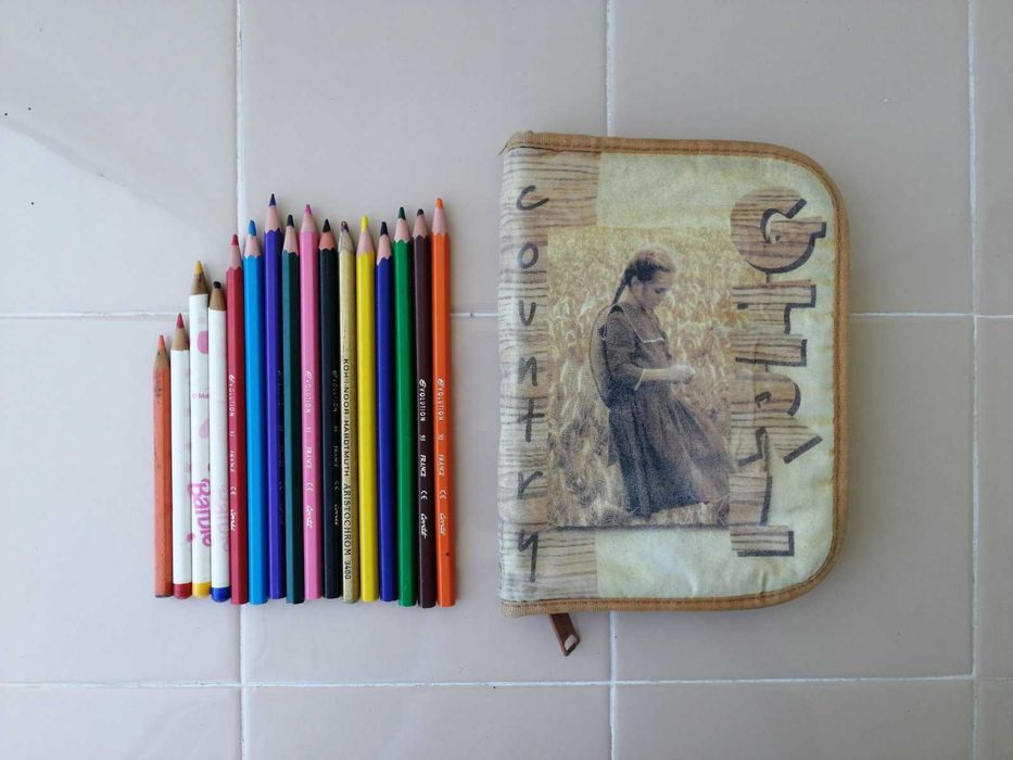 Цветни моливи с несесер