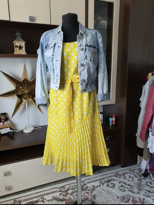 Geaca de blugi cu capse si ținte, pentru un look urban si modern