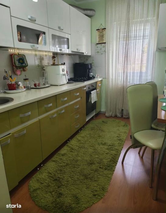 De vanzare apartament cu 2 camere, spatios, cu balcon, zona scolii nr1