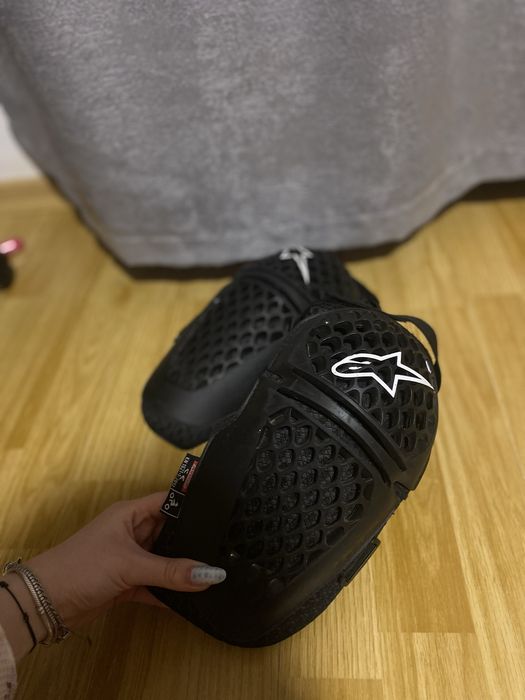 genunchiere alpinestars