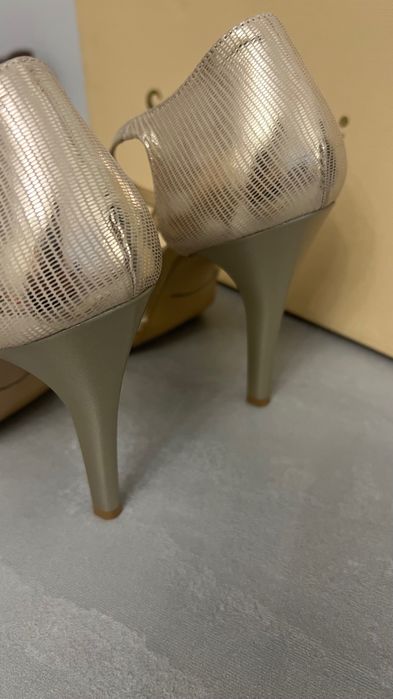 Продам босоножки