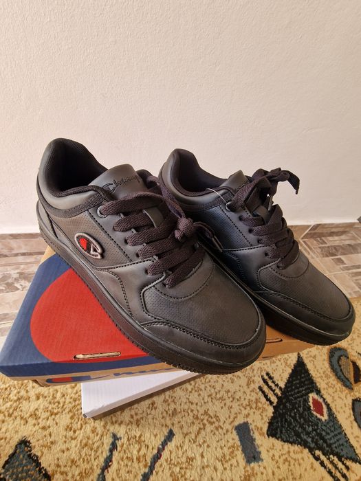 Vand pantofi sport marimea 42