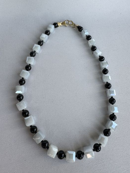 Colier lucrat manual din calcedonie, onix si argint
