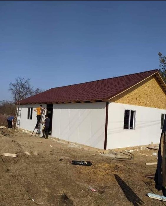 Vindem casă pe structură metalică și panouri sandwich totul la cheie