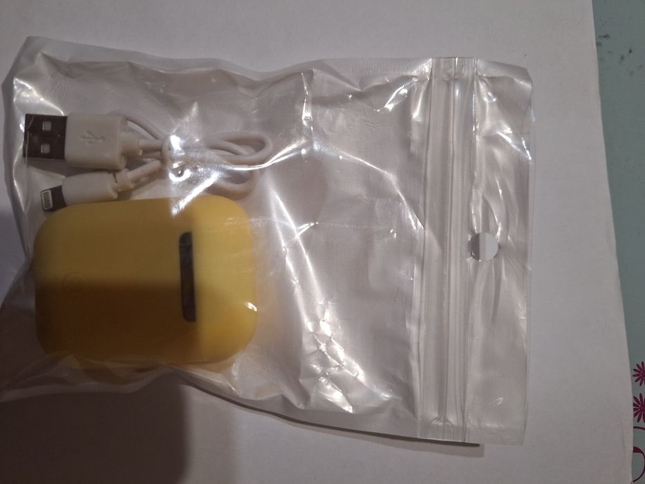 Эйрподсы разных цветов