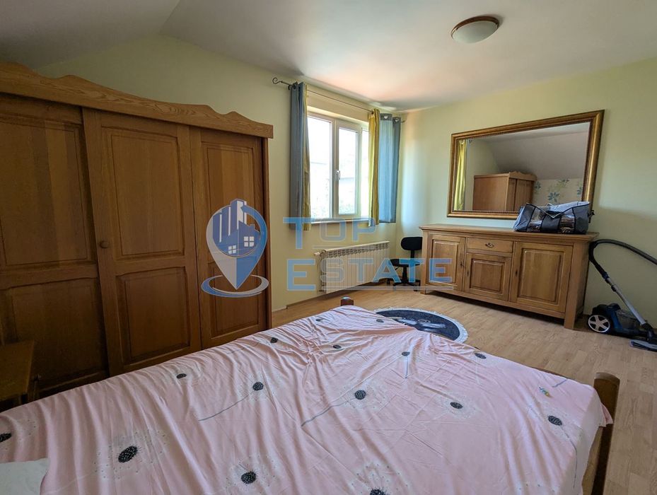 Масивна триетажна къща със сауна и басейн в близост до центъра на гра