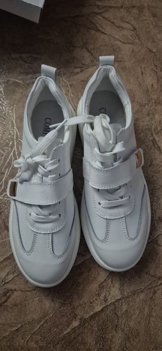 Кроссовки женские