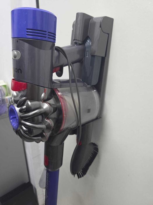 Безжична вертикална прахосмукачка Dyson V8