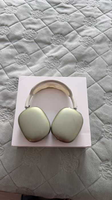 Airpods max фисташкового цвета