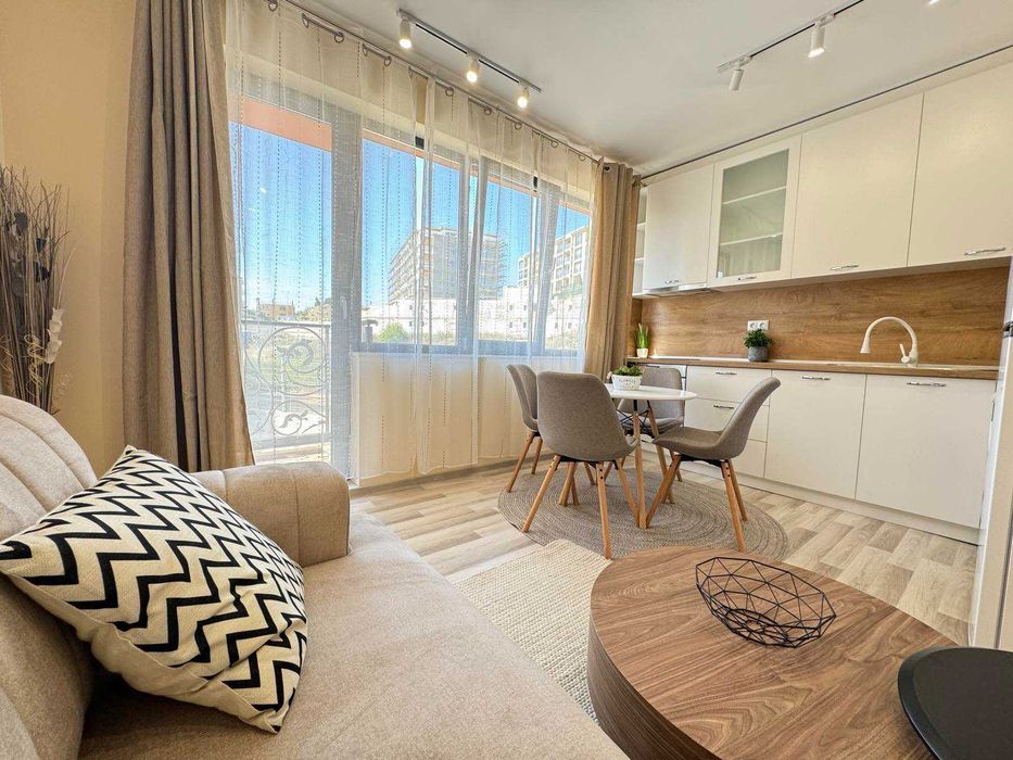 Дава се под наем Двустаен апартамент в к.к. Св.Св. Константин и Елена - 50 кв.м за 561 € - Снимка #1