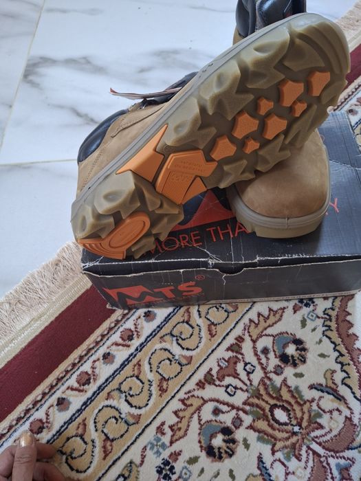 Продам рабочие ботинки