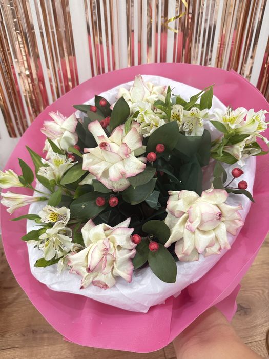 Букет цветов из альстромерий и роз