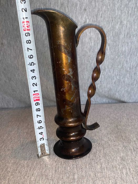 Бруталистична ваза кана от масивно желязо