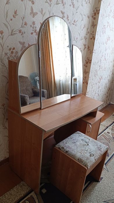 Столик трюмо с полочками