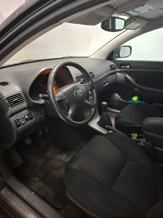 Тойота Авенсис 1.8