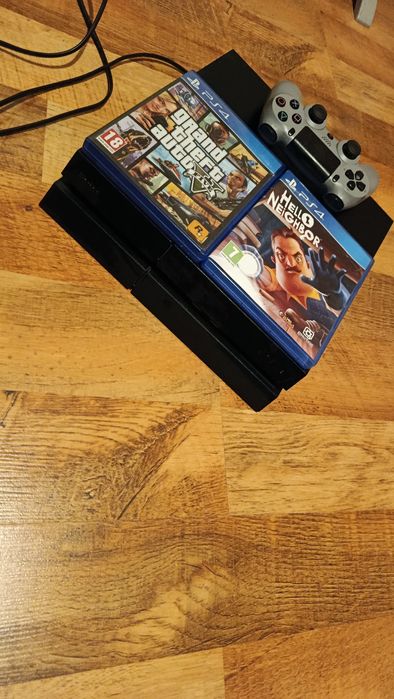 Продавам. Конзолаз джойстик и 2 бр.игри