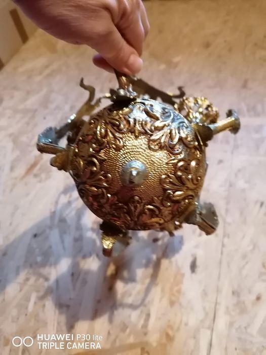 Lustra de epoca, alama