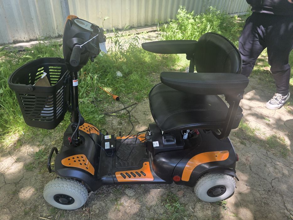 Scuter electric pentru persoanele cu probleme locomotori