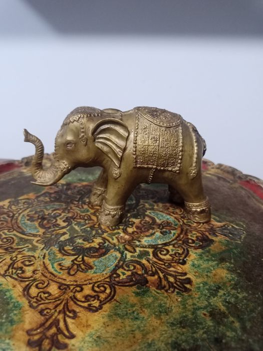 Масивна Месингова Статуетка „Церемониален Слон“ – 1 кг Късмет и Стил