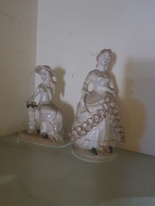 Vand bibelouri de porțelan