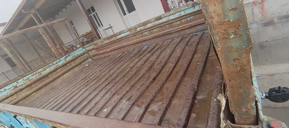 Traktor prseb sotiladi