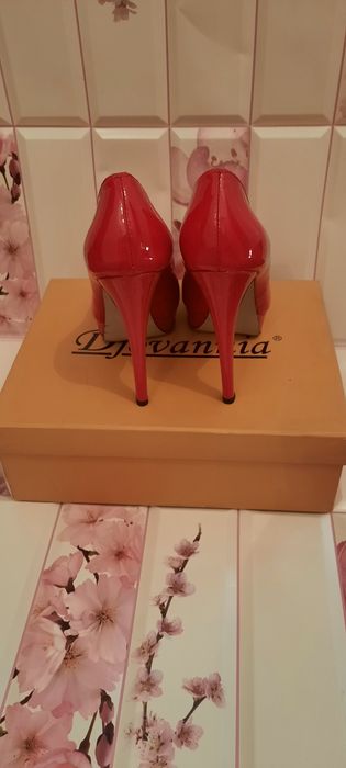 Брендовый туфли сатылады.