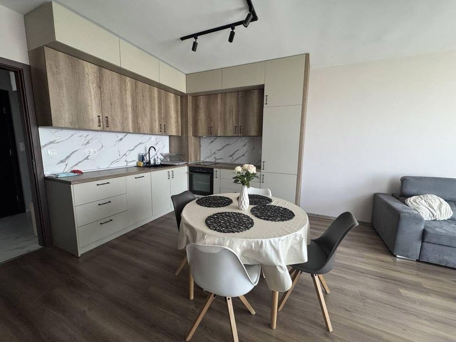 Дава се под наем Тристаен апартамент в Бургас, Славейков - 108 кв.м за 1346.4 € - Снимка #1