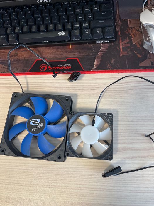 Два вентилатора единия RGB другия не свети нямат никакъв проблем